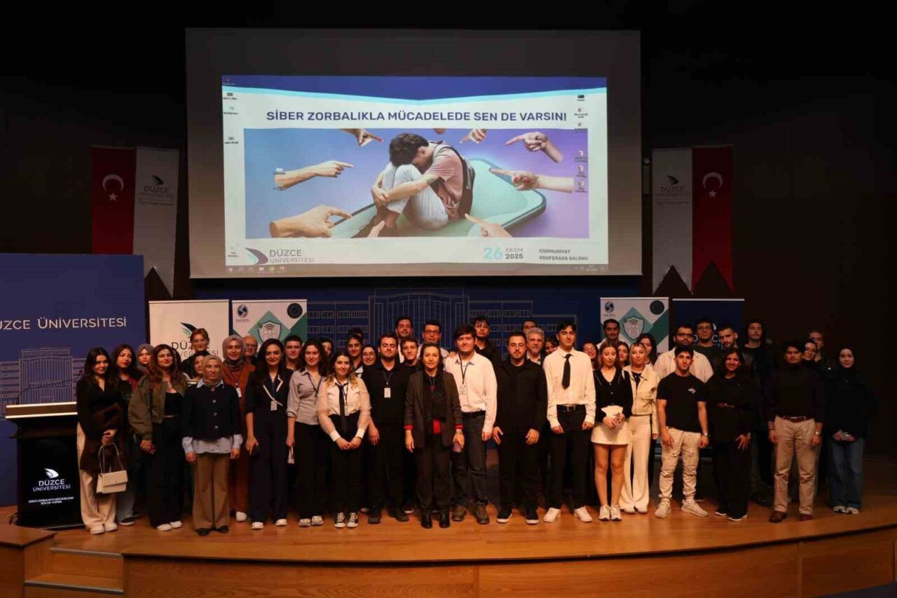 Düzce Üniversitesi ve Sakarya Üniversitesi'nin iş birliğiyle düzenlenen "Siber Zorbalıkla