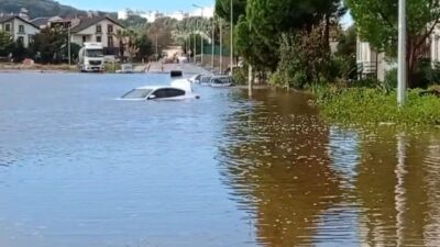 İzmir'de sabah saatlerinde etkili olan sağanak yağış, Dikili'de yolları göle