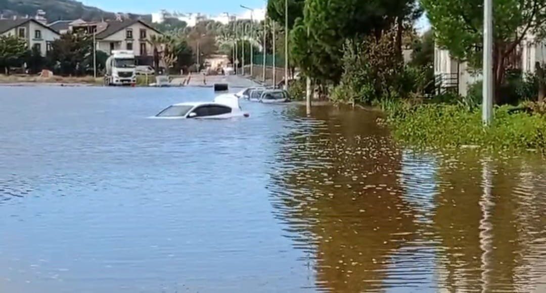 İzmir'de sabah saatlerinde etkili olan sağanak yağış, Dikili'de yolları göle