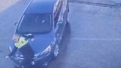 Samsun'un Çarşamba ilçesinde bir akaryakıt istasyonunda dikkatsiz sürücü, yürüyen trafik