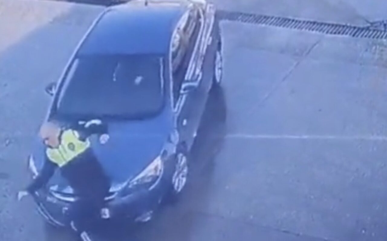 Samsun'un Çarşamba ilçesinde bir akaryakıt istasyonunda dikkatsiz sürücü, yürüyen trafik