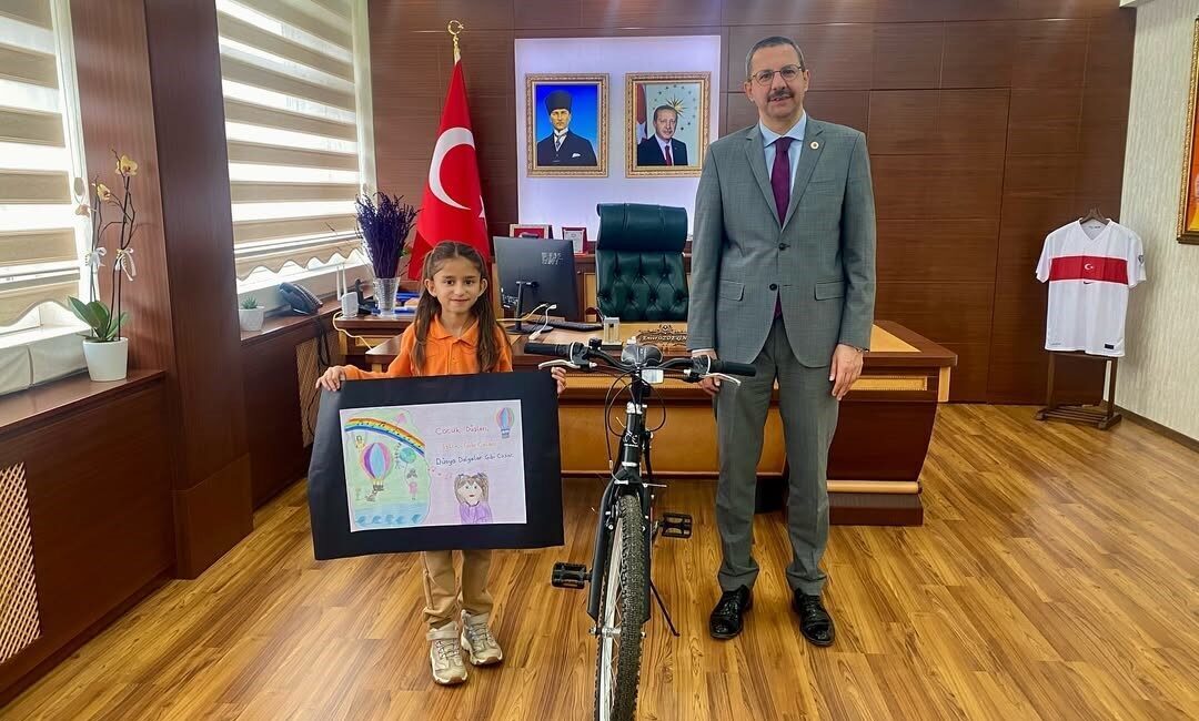 Kırklareli Pınarhisar'da düzenlenen 'Dilimizi Zenginlikleri Projesi' yarışmasında, Miray Aptırmak birincilik