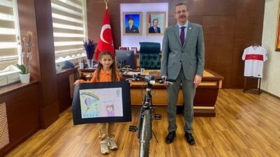 Kırklareli Pınarhisar'da düzenlenen 'Dilimizi Zenginlikleri Projesi' yarışmasında, Miray Aptırmak birincilik