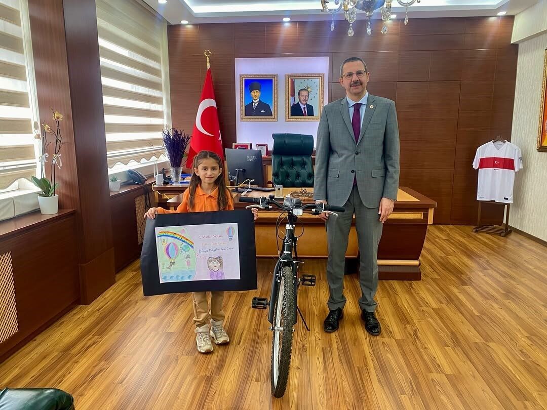 Kırklareli Pınarhisar'da düzenlenen 'Dilimizi Zenginlikleri Projesi' yarışmasında, Miray Aptırmak birincilik