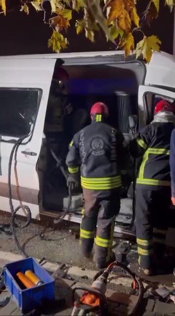 Kocaeli'nin Dilovası ilçesinde işçileri taşıyan minibüs ile tırın çarpışması sonucu