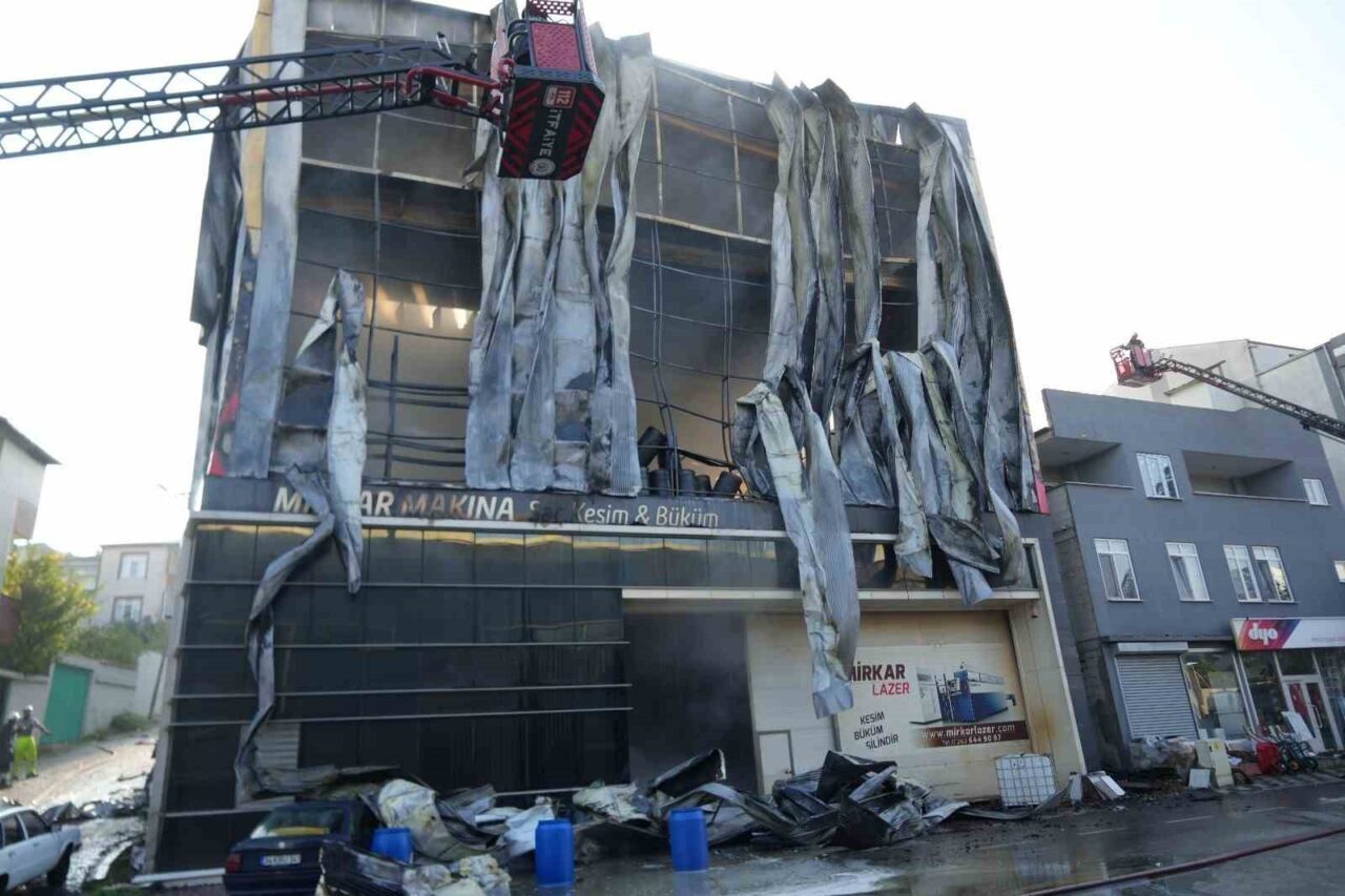 Kocaeli'nin Dilovası ilçesindeki parfüm dolum tesisinde sabah saatlerinde çıkan yangın,