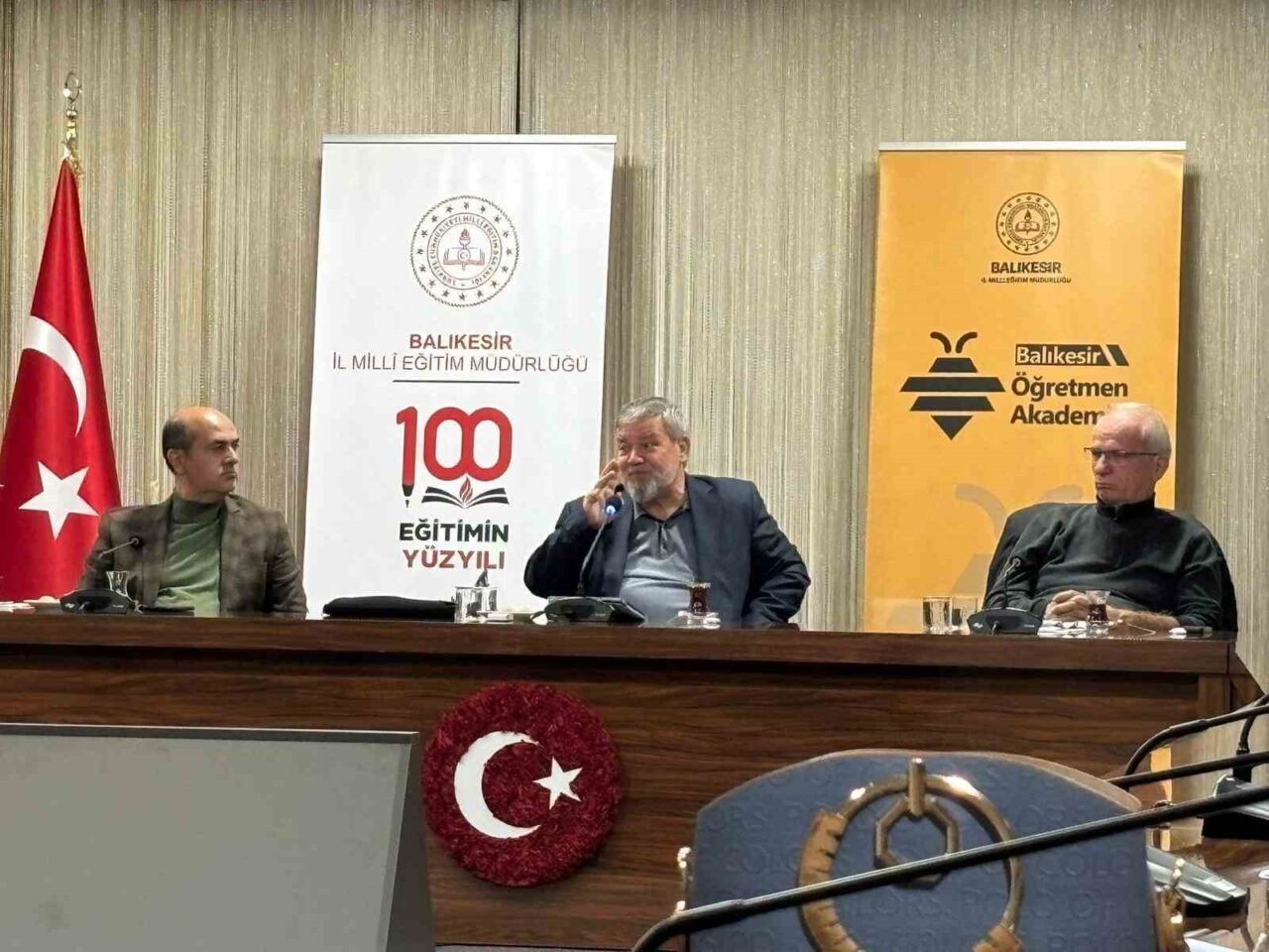 Balıkesir’de gerçekleştirilen etkinlikte, eğitimci yazar Salih Dülger, Sarı Hoca olarak