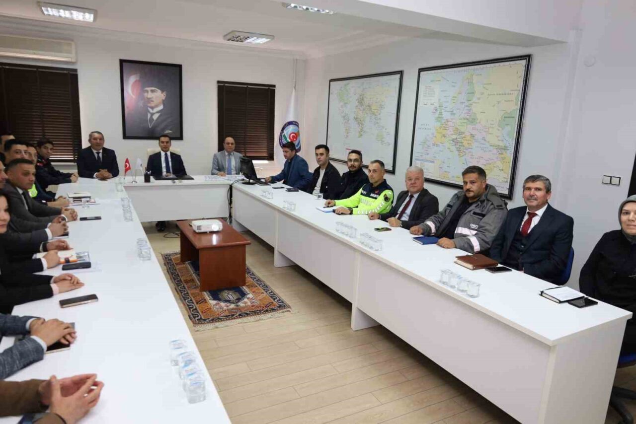 Afyonkarahisar'ın Dinar ilçesinde kış tedbirleri, Kaymakam Hasan Uğuz'un başkanlığında yapılan