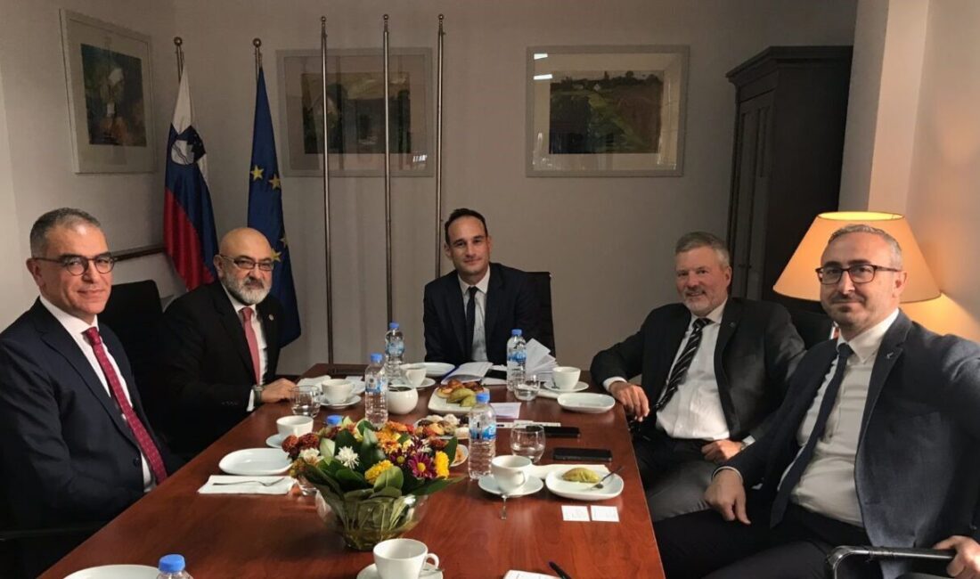 Kayseri Büyükşehir Belediyesi, Erciyes Kayak Merkezi'nde geleneksel Diplomatik Kayak Yarışı'nı