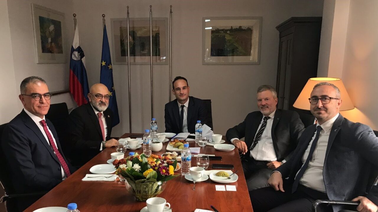 Kayseri Büyükşehir Belediyesi, Erciyes Kayak Merkezi'nde geleneksel Diplomatik Kayak Yarışı'nı