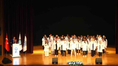 Bursa Uludağ Üniversitesi Diş Hekimliği Fakültesi, Beyaz Önlük Töreni’nde yeni
