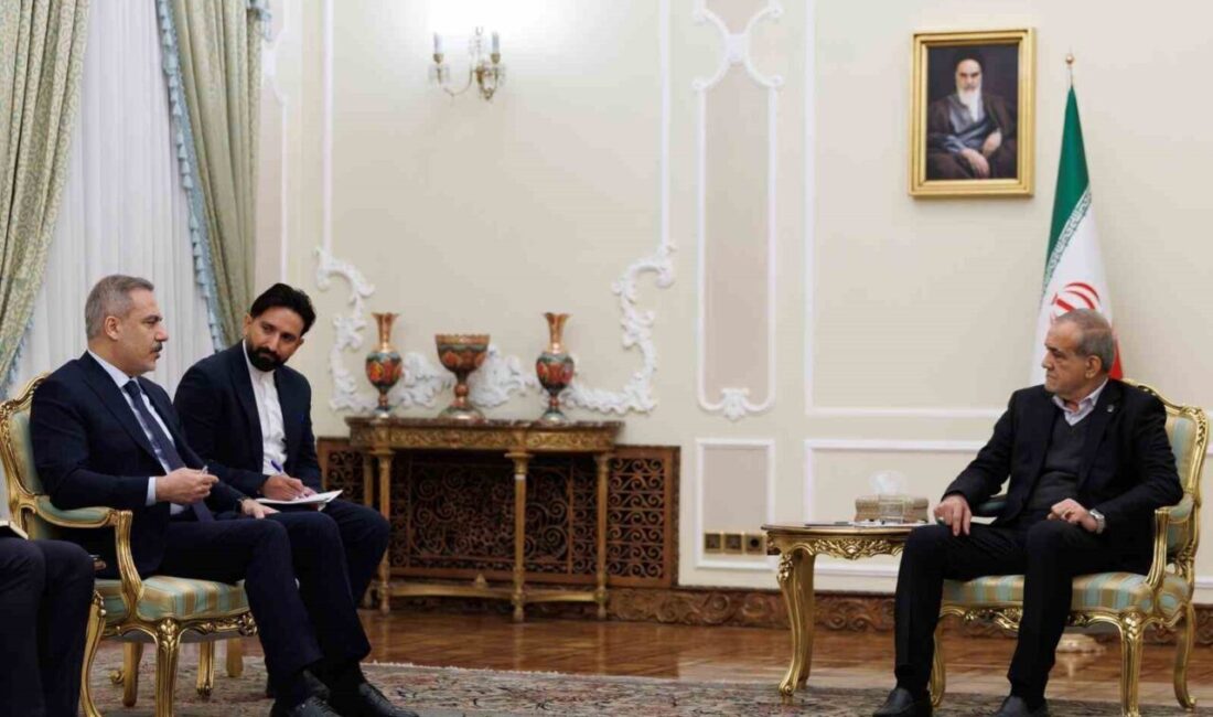 Hakan Fidan ve Mesud Pezeşkiyan’dan İslam Dünyası İçin İşbirliği Vurgusu Dışişleri Bakanı Hakan Fidan, İran Cumhurbaşkanı Mesud Pezeşkiyan ile görüştü.