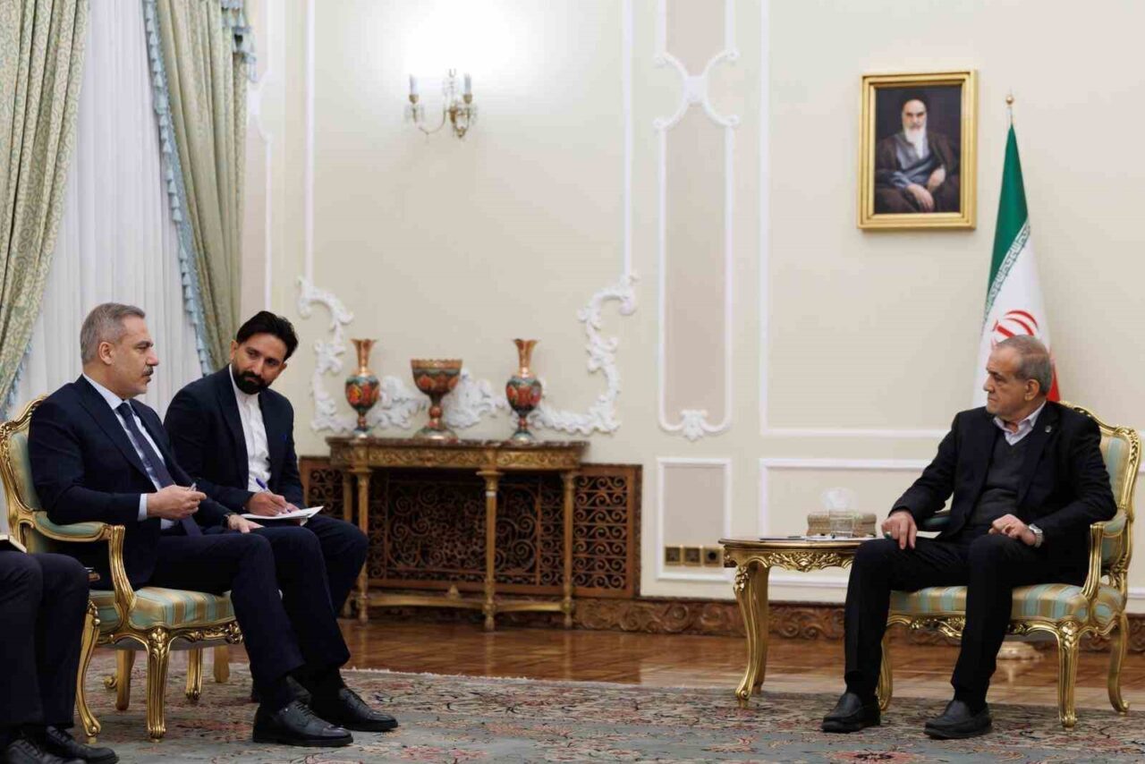 Dışişleri Bakanı Hakan Fidan, İran Cumhurbaşkanı Mesud Pezeşkiyan ile görüştü.