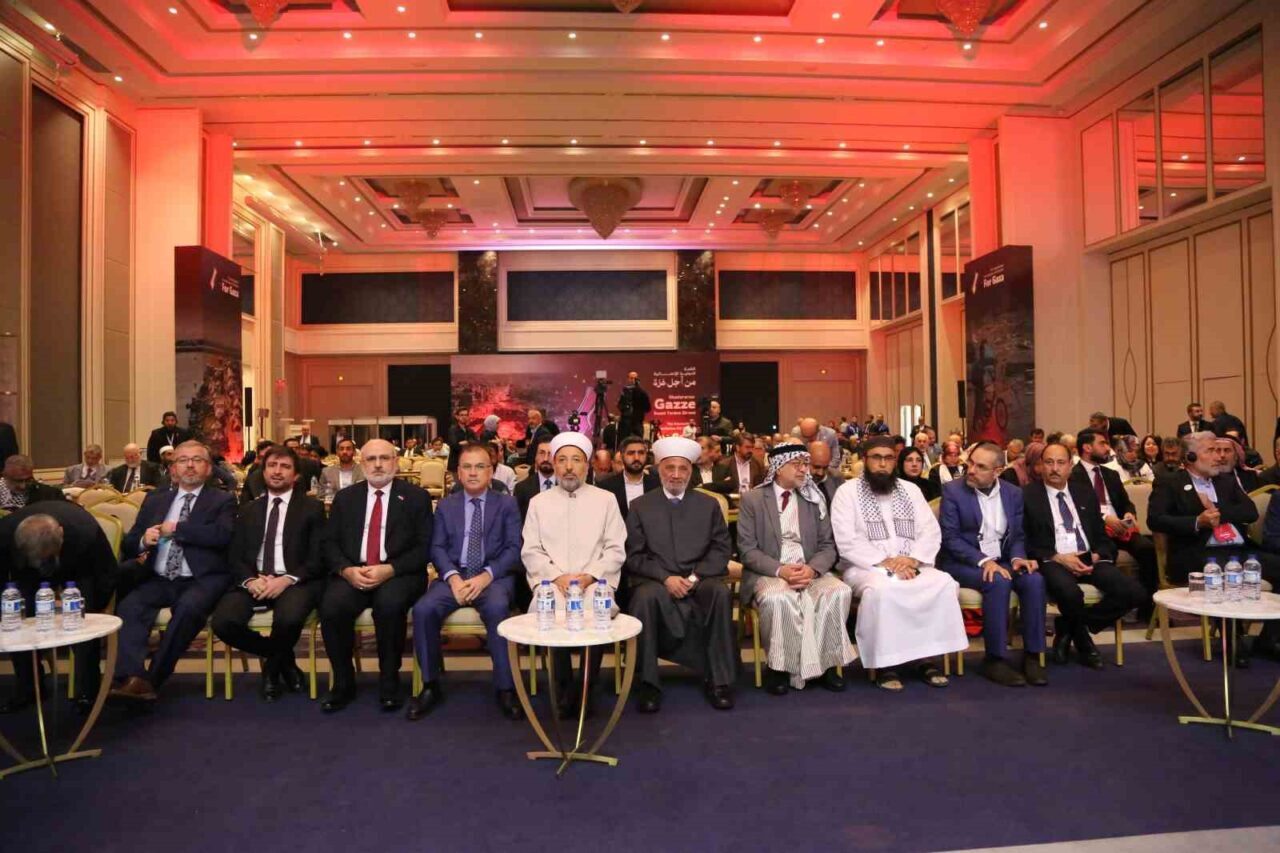 İstanbul'da düzenlenen "Uluslararası Gazze İnsani Yardım Zirvesi"nde, Diyanet İşleri Başkanı