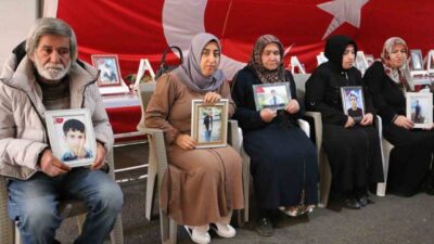 Diyarbakır'da, terör örgütü PKK'nın kaçırdığı çocuklarının geri dönmesini isteyen aileler,