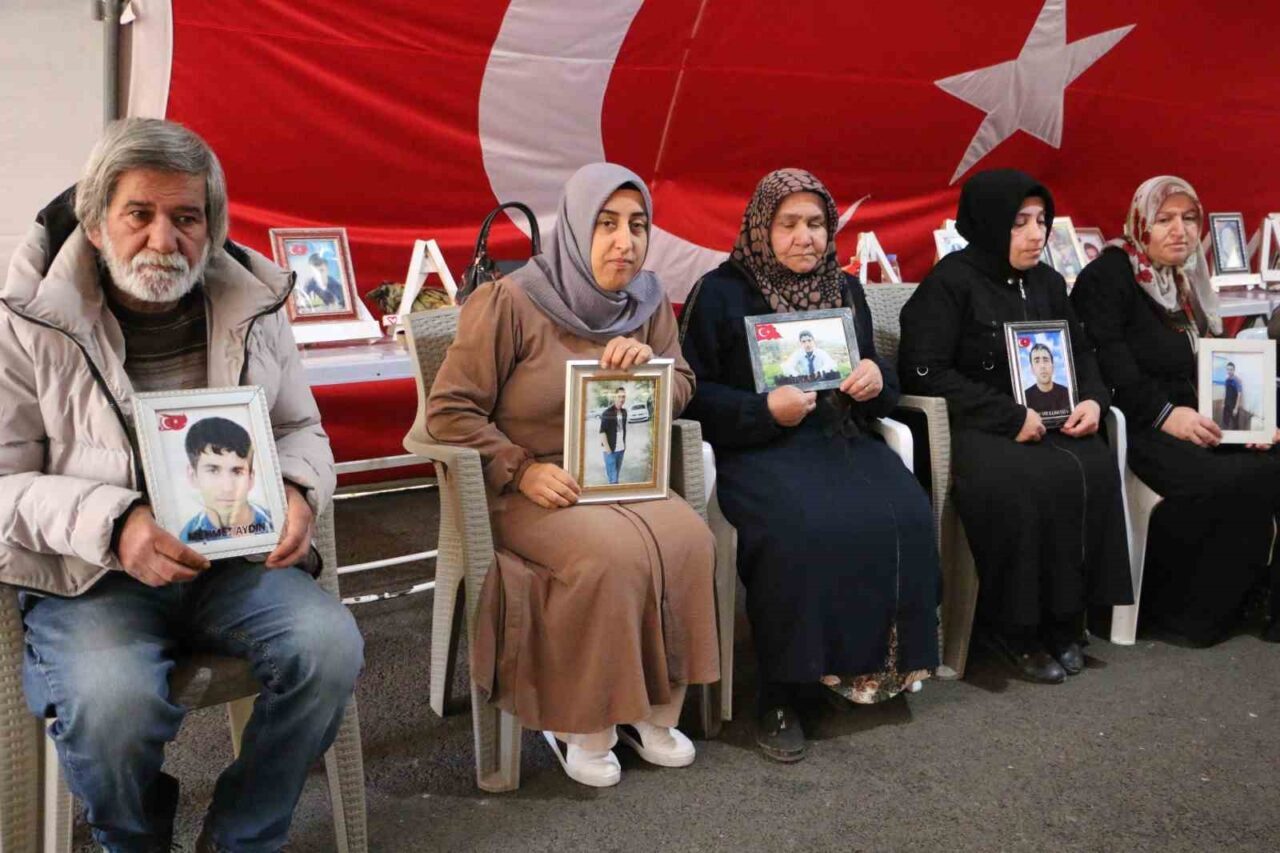 Diyarbakır'da, terör örgütü PKK'nın kaçırdığı çocuklarının geri dönmesini isteyen aileler,