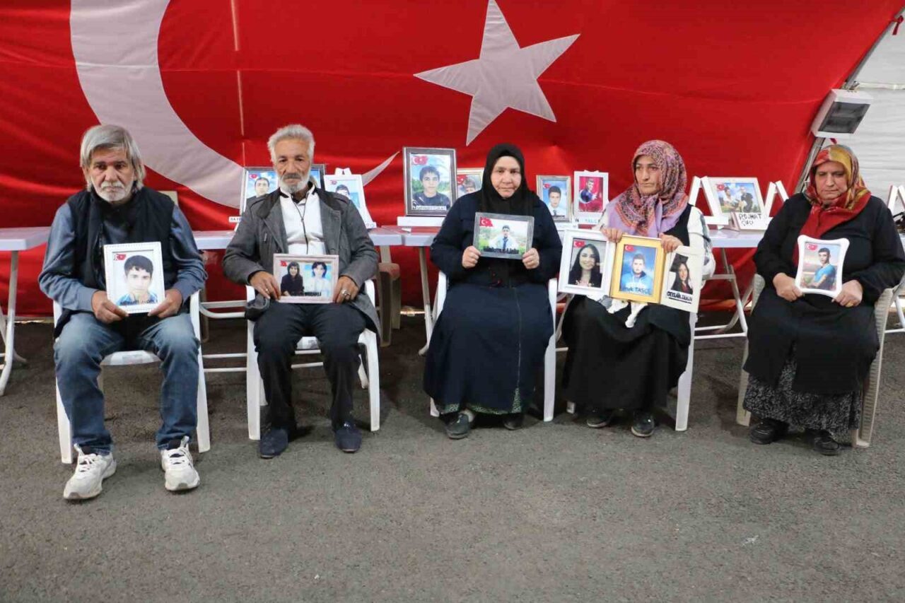 Diyarbakır'da eski HDP il binası önünde eylem yapan aileler, 7