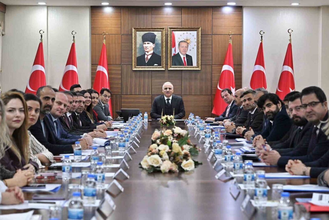 Diyarbakır'da Bağımlılıkla Mücadele İl Koordinasyon Kurulu’nun toplantısında Vali Murat Zorluoğlu,