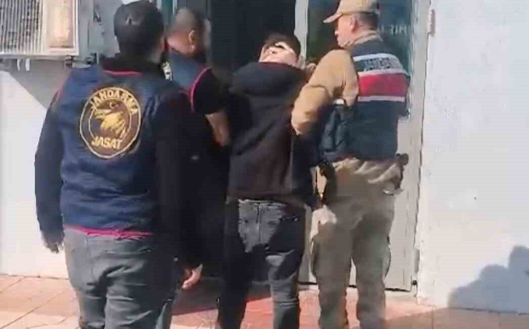 Diyarbakır’da 11 Yıldır Aranan Cinayet Zanlısı Jandarma Operasyonuyla Yakalandı Diyarbakır'da jandarma ekipleri, 2014 yılından beri 'kasten öldürme' suçundan aranan