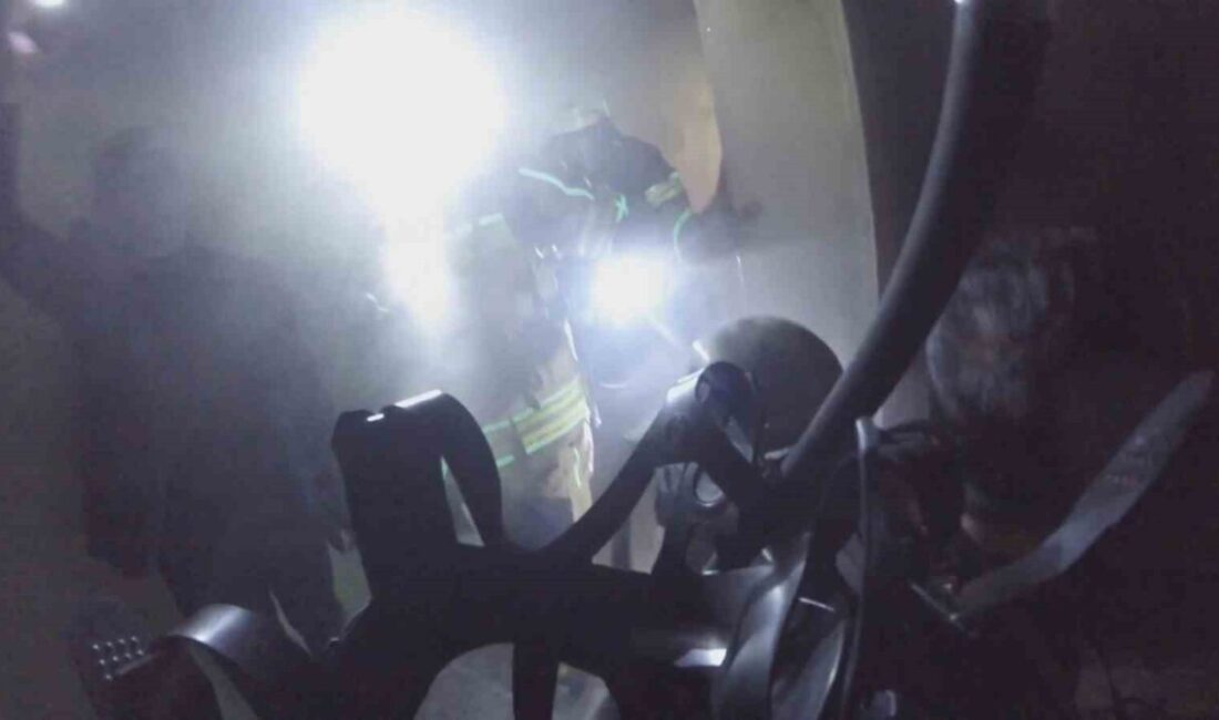 Diyarbakır'ın Bağlar ilçesinde bir apartmanda çıkan priz kaynaklı yangın, 2'si