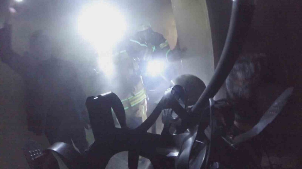 Diyarbakır'ın Bağlar ilçesinde bir apartmanda çıkan priz kaynaklı yangın, 2'si