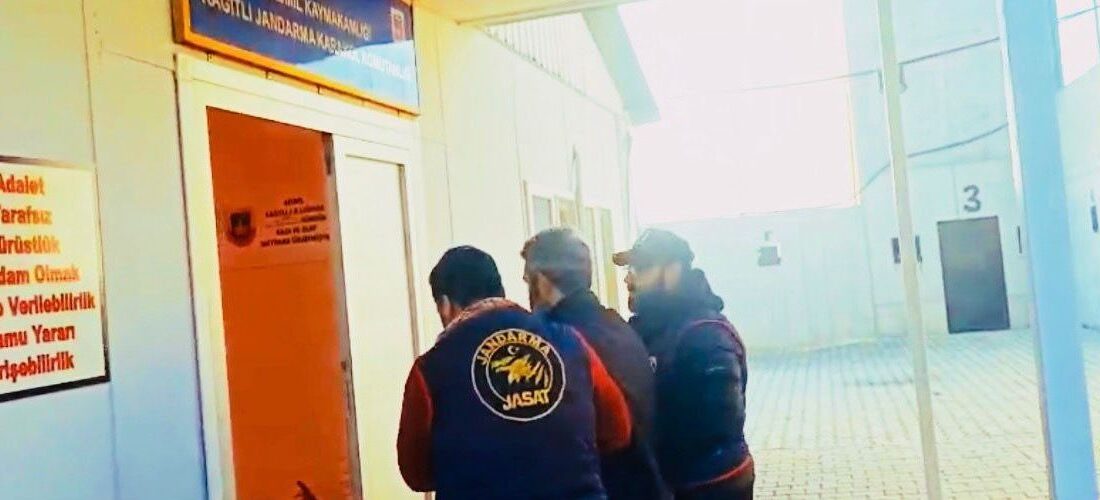 Diyarbakır’da 9 Yıldır Aranan Suçlu Jandarma Tarafından Ele Geçirildi Diyarbakır'da uzun süredir aranan V.K., jandarma ekiplerinin gerçekleştirdiği operasyonla Bismil'de