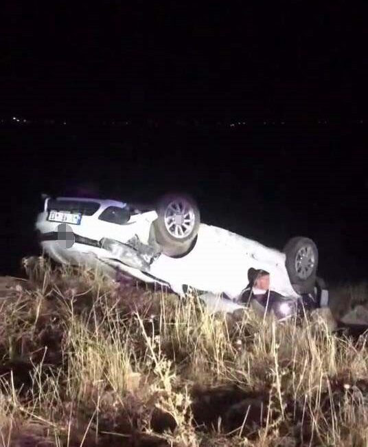 Diyarbakır'ın Sur ilçesinde bir otomobil şarampole düşerek takla attı. Kazada
