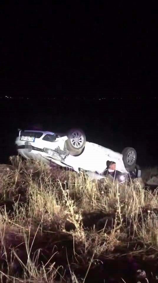 Diyarbakır'ın Sur ilçesinde bir otomobil şarampole düşerek takla attı. Kazada