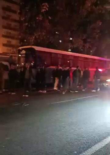 Diyarbakır'ın Bağlar ilçesinde yolun karşısına geçmek isteyen bir yayaya otomobil