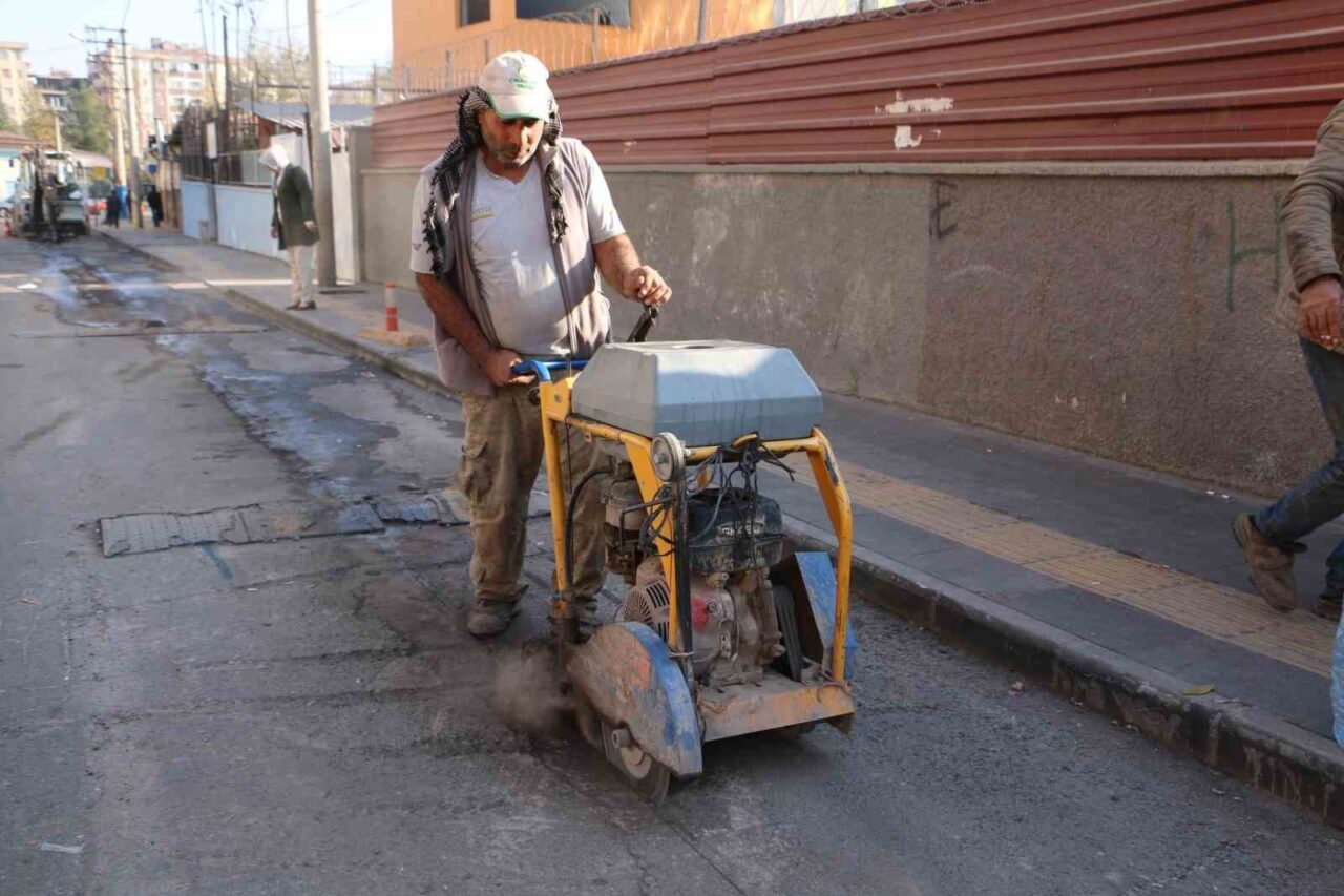 Diyarbakır'ın Bağlar ilçesindeki Muradiye Mahallesi'nde doğalgaz çalışmaları başladı. Muhtar Dilek