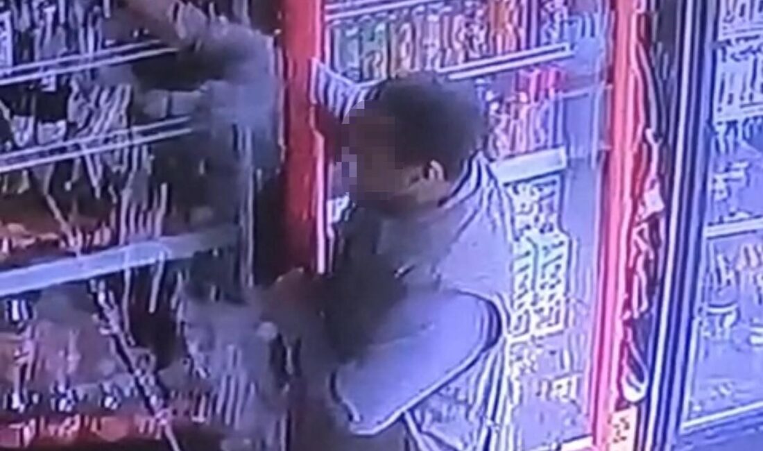 Diyarbakır’da Marketten İçecek Çalan Şahsın Güvenlik Kamerasına Yansıyan Anları Görüntülendi Diyarbakır'ın Kayapınar ilçesinde bir kişi, Diclekent Bulvarı'ndaki marketten içecek çaldı.