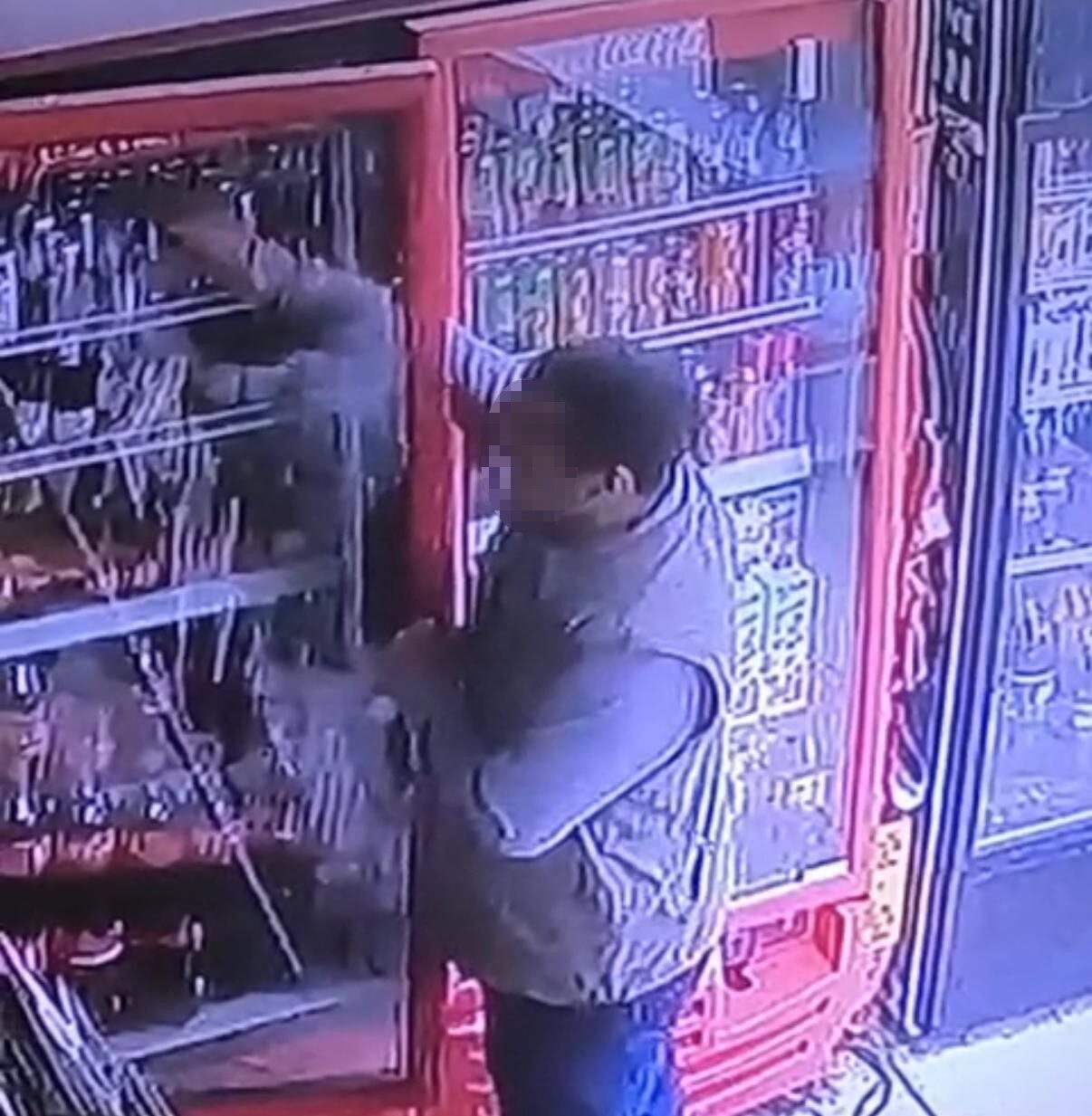 Diyarbakır'ın Kayapınar ilçesinde bir kişi, Diclekent Bulvarı'ndaki marketten içecek çaldı.