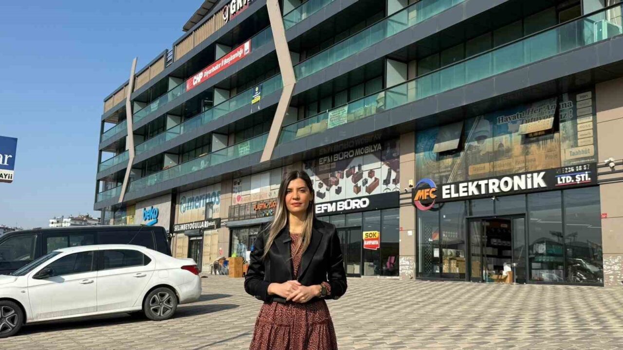 Canan Demir, CHP'deki görevlerinden istifa ettiğini Diyarbakır'da düzenlediği basın toplantısında