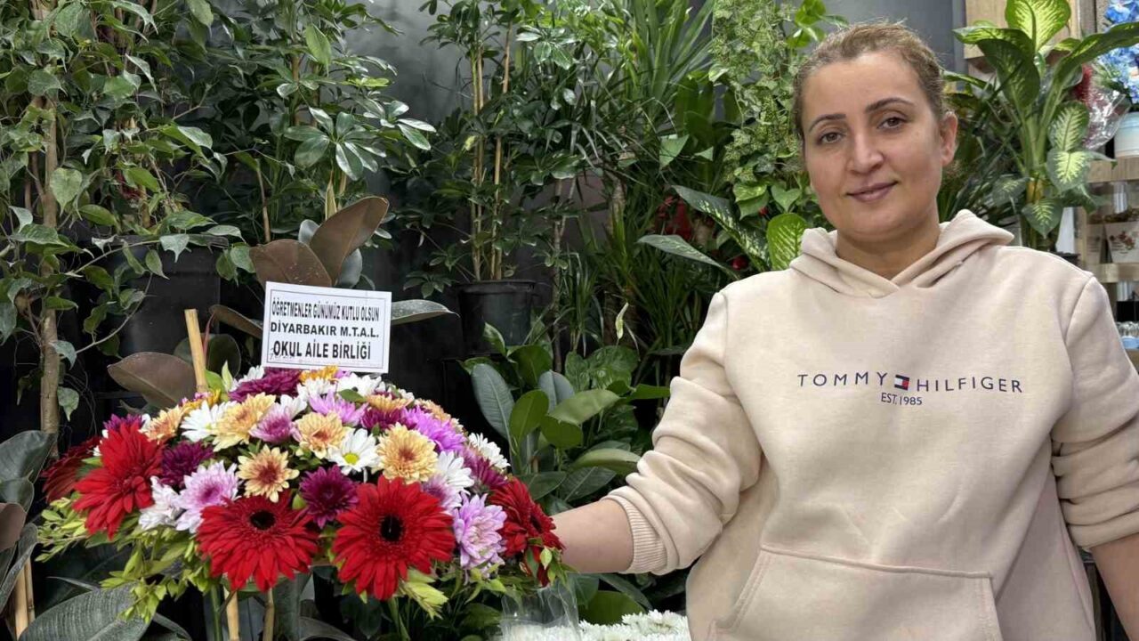 Diyarbakır'da 24 Kasım Öğretmenler Günü nedeniyle çiçekçi dükkanlarında yoğunluk yaşanıyor.