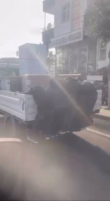 Diyarbakır Bağlar'da, bir pikabın arkasına tutunan dört çocuğun tehlikeli yolculuğu