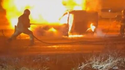 Diyarbakır'da seyir halindeki hafif ticari araç, Silvan Bulvarı'nda duman çıkarmaya