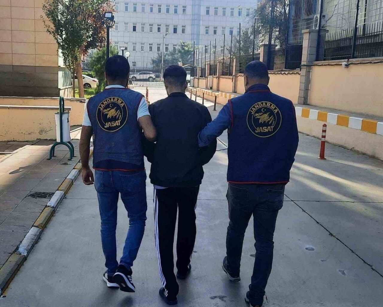 Diyarbakır'da Jandarma Suç Araştırma Timleri (JASAT), yürüttüğü operasyonda 82 kişiyi