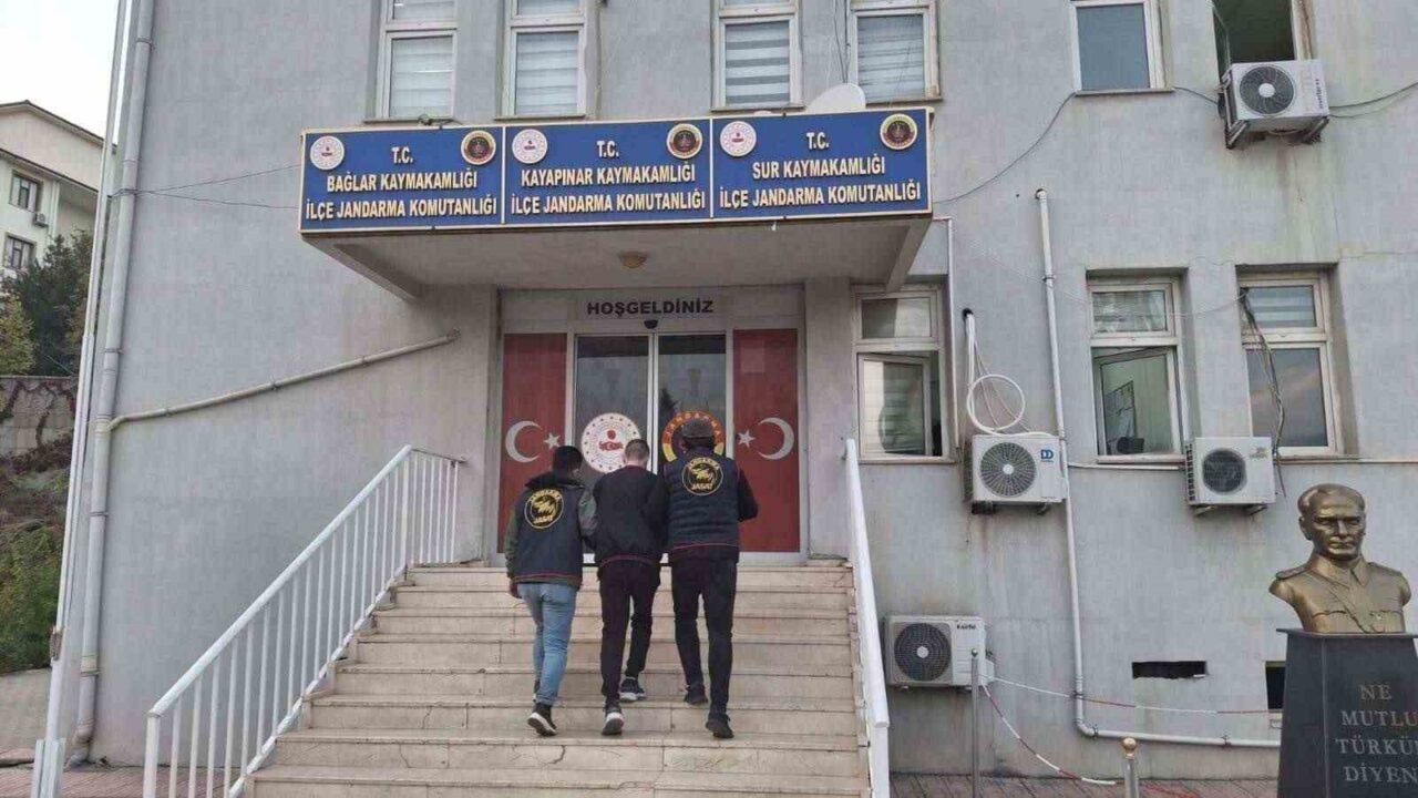 Diyarbakır'da, jandarma ekiplerinin düzenlediği operasyonda, çeşitli suçlardan dolayı kesinleşmiş hapis