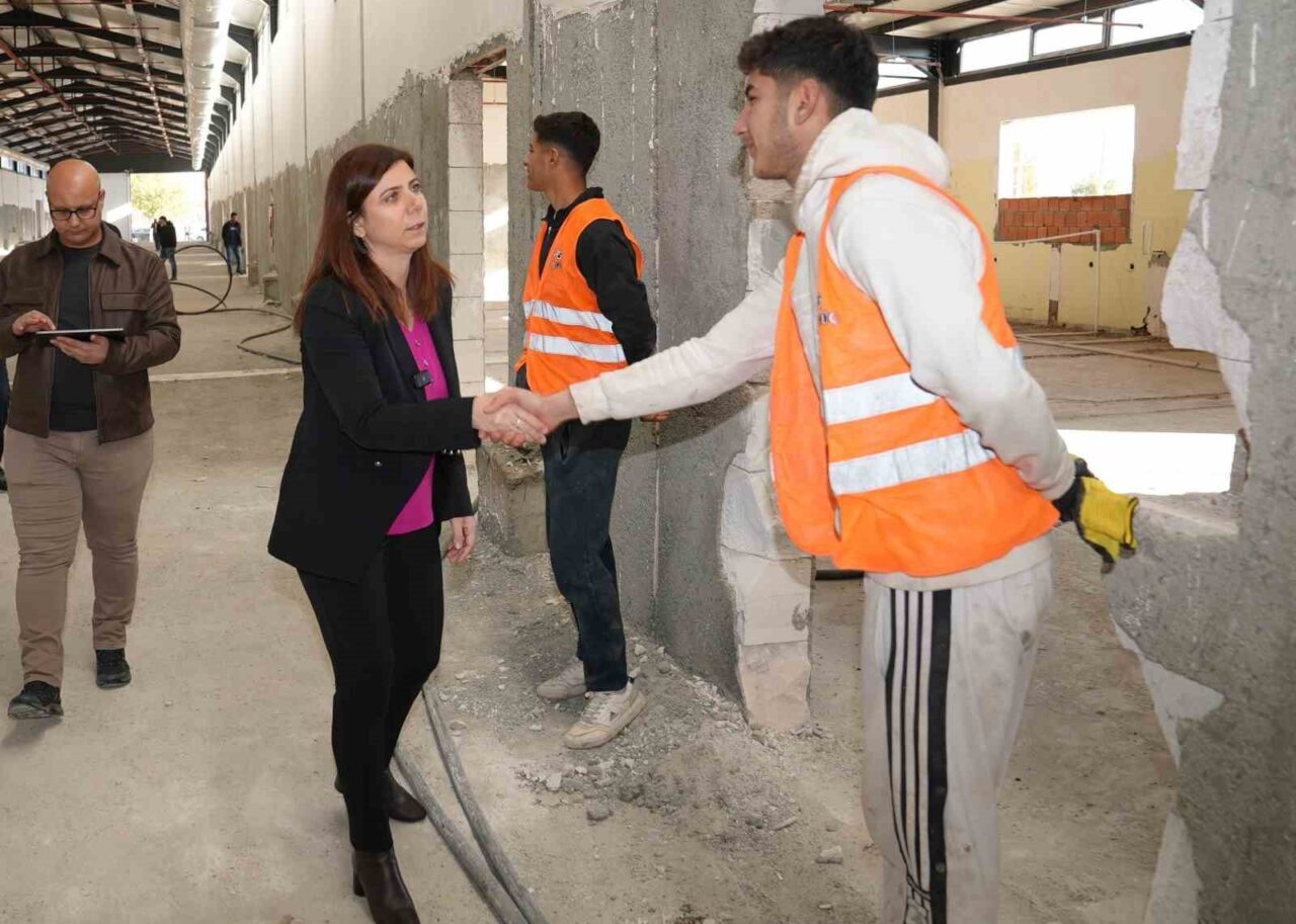 Diyarbakır Büyükşehir Belediye Başkanı Serra Bucak, Bağcılar Mahallesi'nde halk ekmek