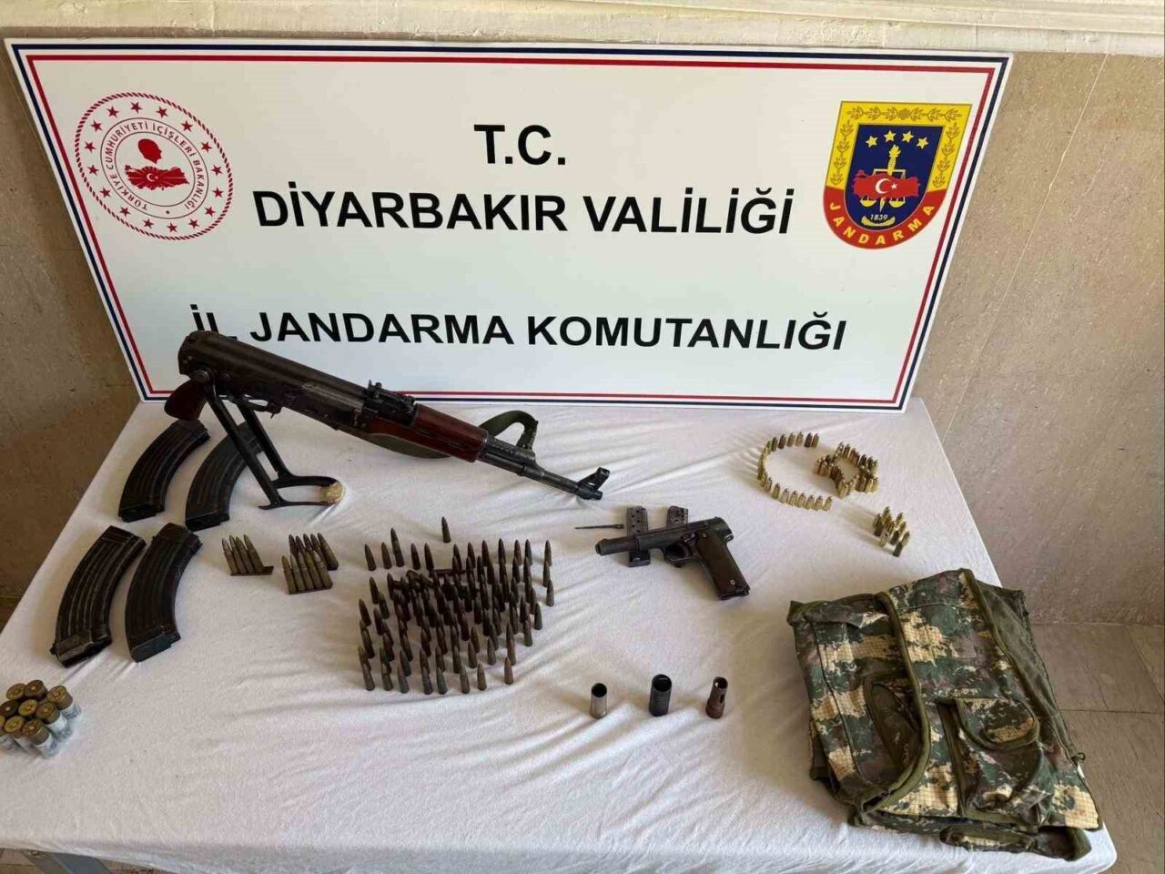 Diyarbakır'da jandarma, kaçak mal ticaretine yönelik düzenlediği operasyonlarda silah, mühimmat