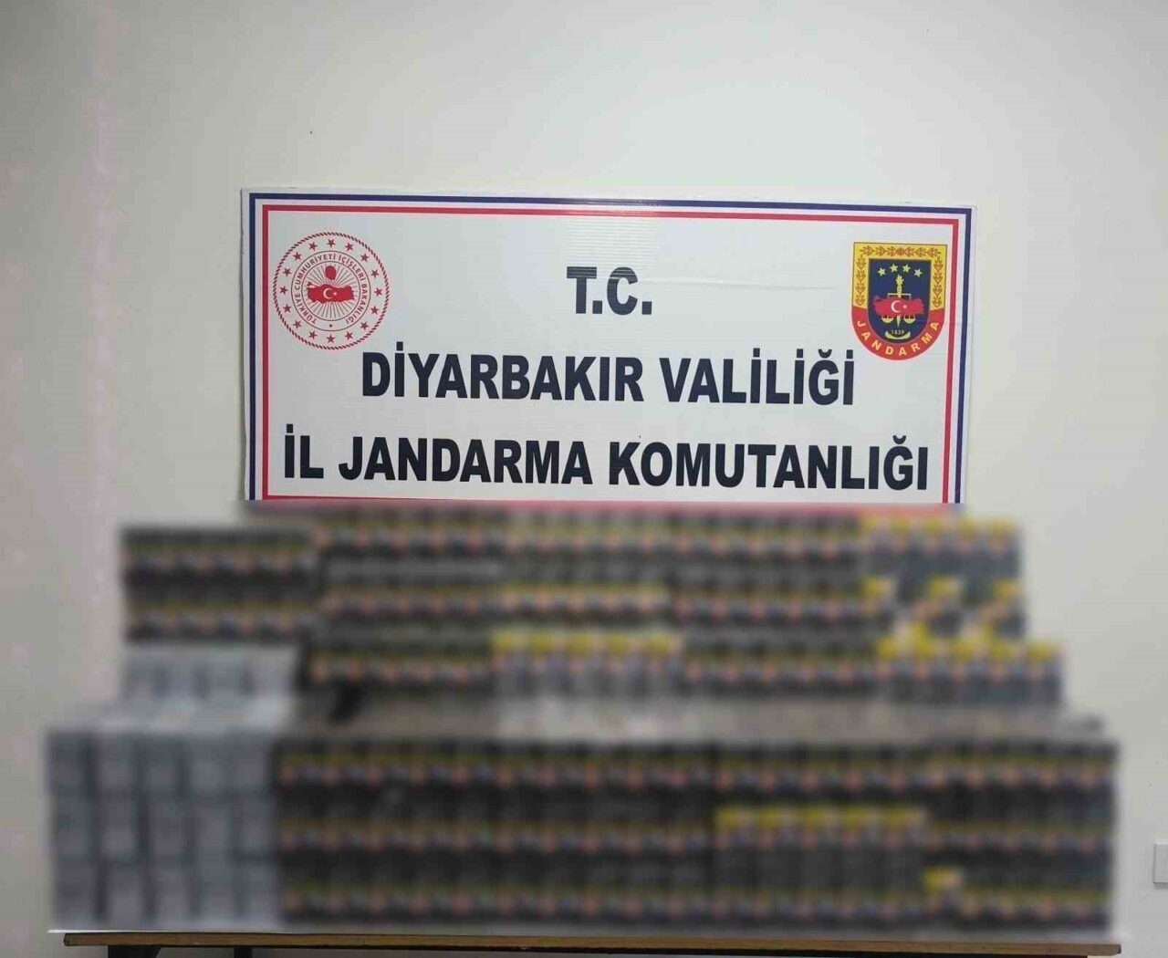 Diyarbakır’da Jandarma, Kaçakçılık Operasyonlarında 10 Bin Dolu Makaron ve Binlerce Paket Sigara Ele Geçirdi