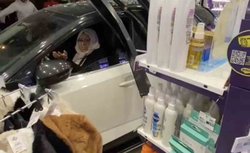 Diyarbakır’da Direksiyon Hakimiyetini Kaybeden Araç, Kozmetik Mağazasına Girdi Diyarbakır'ın Kayapınar ilçesinde bir otomobil, sürücüsünün kontrolü kaybetmesi sonucu Gratis