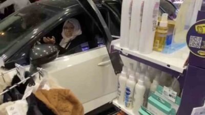 Diyarbakır'ın Kayapınar ilçesinde bir otomobil, sürücüsünün kontrolü kaybetmesi sonucu Gratis