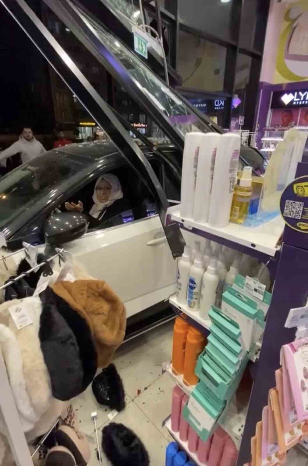 Diyarbakır'ın Kayapınar ilçesinde bir otomobil, sürücüsünün kontrolü kaybetmesi sonucu Gratis