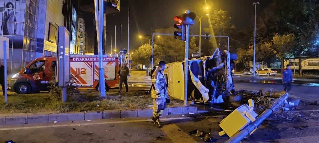 Diyarbakır’ın Bağlar ilçesinde bir minibüsün devrilmesi sonucu 4 kişi yaralandı.