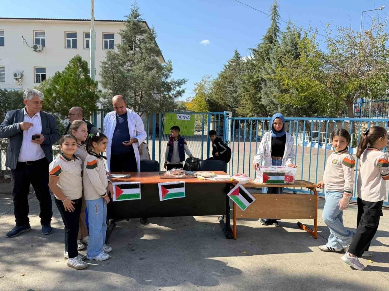 Diyarbakır’ın Çermik ilçesinde gerçekleştirilen etkinliklerde, öğrenci ve velilerin desteğiyle Gazze'ye
