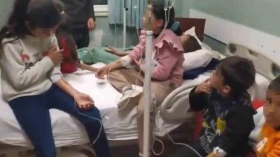 Diyarbakır'ın Hani ilçesinde, Topçular İlkokul ve Ortaokulu'nda yedikleri köfte, tatlı