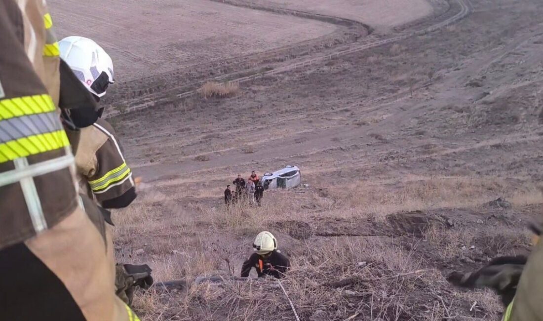 Diyarbakır'ın Sur ilçesinde bir otomobil, sürücüsünün direksiyon kontrolünü kaybetmesiyle şarampole