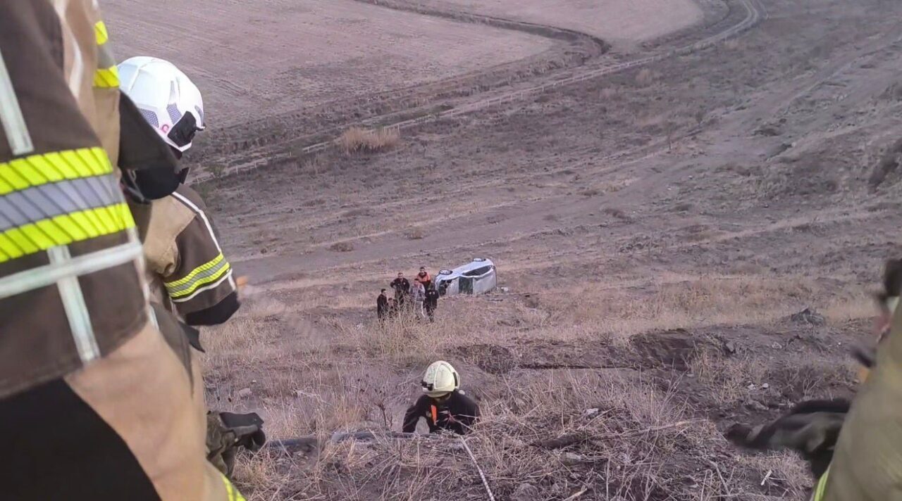 Diyarbakır'ın Sur ilçesinde bir otomobil, sürücüsünün direksiyon kontrolünü kaybetmesiyle şarampole