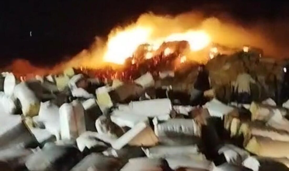 Diyarbakır Hazro’da 102 Ton Saman Yangını: İtfaiye Ekipleri Olay Yerinde Diyarbakır'ın Hazro ilçesindeki Sarıçanak köyünde, gece saatlerinde merada stoklanan 102